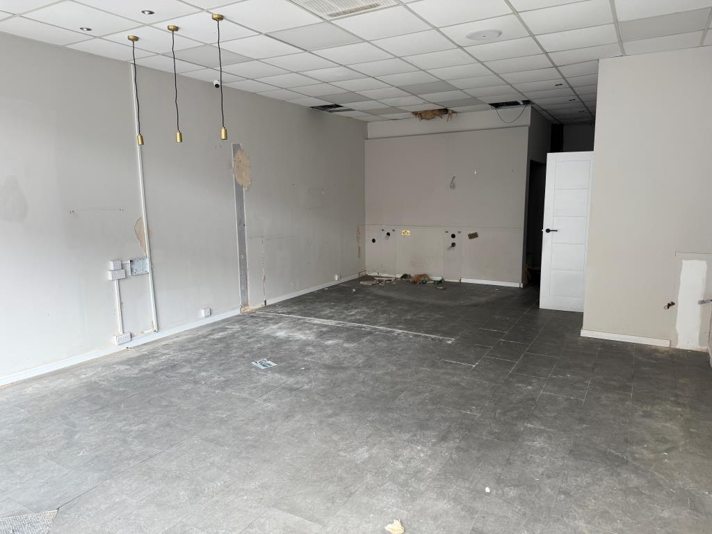 Lot: 96 - FREEHOLD VACANT SHOP AND MAISONETTE IN NEED OF REFURBISHMENT AND REPAIR -